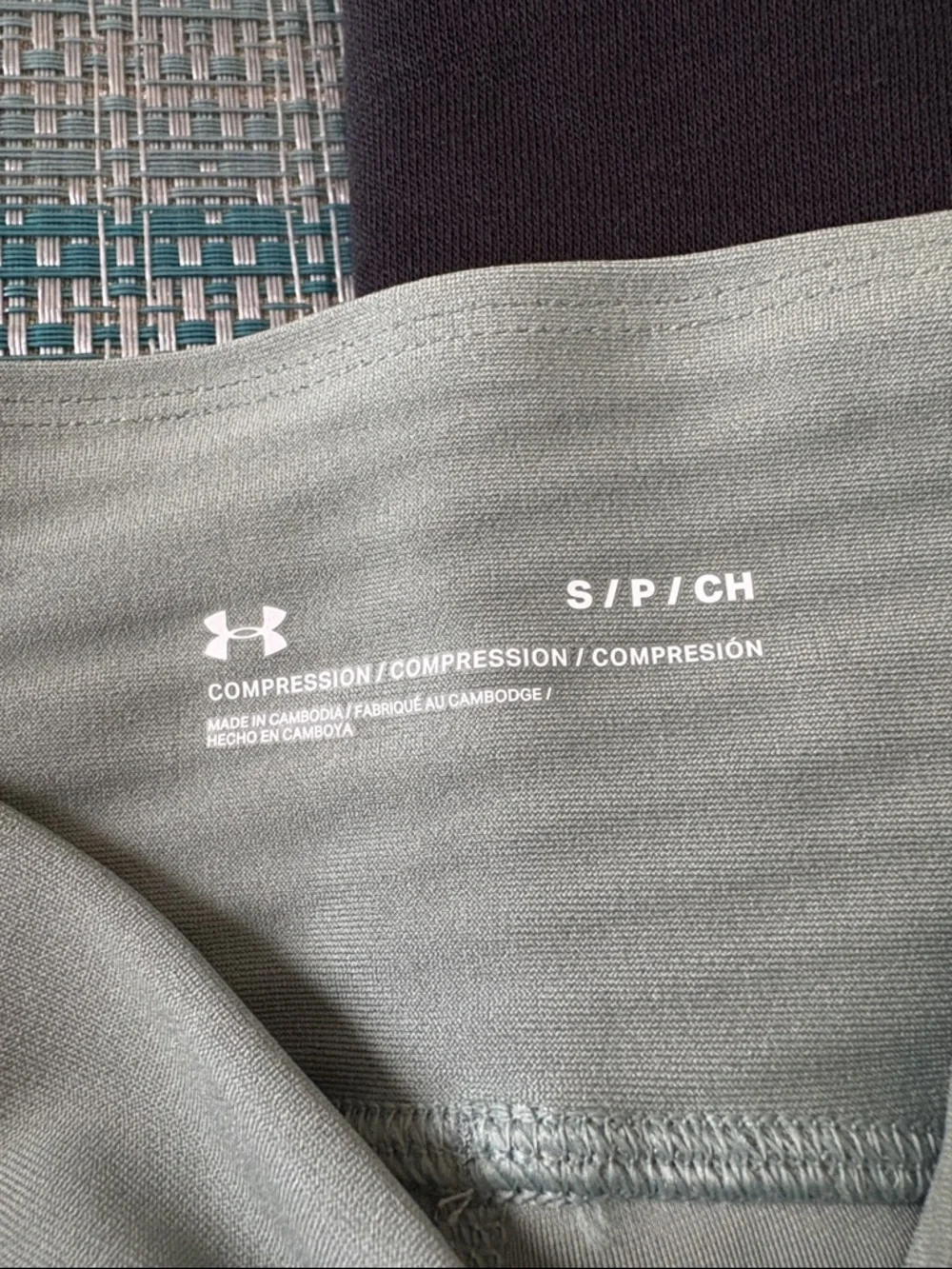 NWT women’s Under Armour Sweatshirt(Xs) & Compression Leggings(s) - Picture 4 of 6